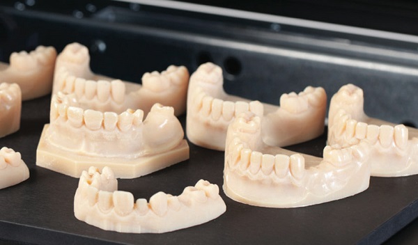Displays 3D print models of different jaws and teeth